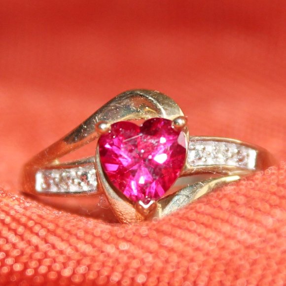 Gold ring, with ruby heart gemstone and diamond - Picture 1 of 3